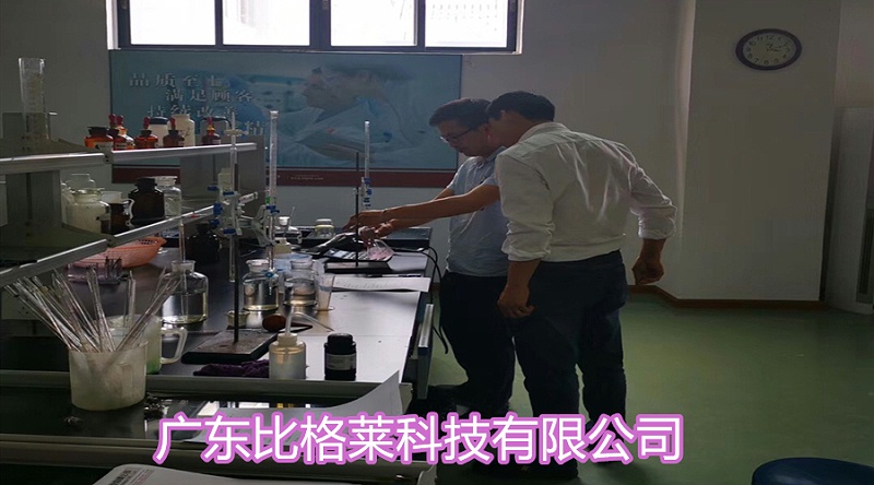 羅先生在比格萊學(xué)習(xí)分析使用堿性鍍鋅添加劑的鍍液